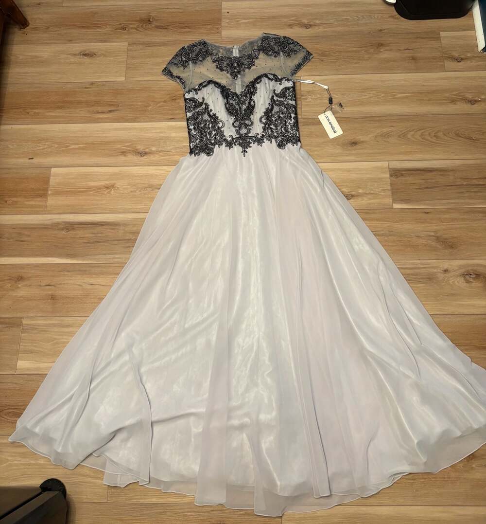 NWT Nox Anabel Embroidered Lace and Tulle Cap Sleeve A-Line Gown